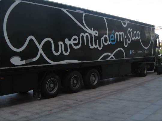 Camión de Xuventudémusica rotulado por TGM