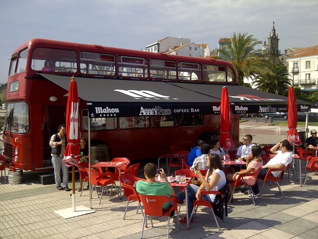 Bar Abbey Road instalado en el típico autobús inglés, rojo y de dos pisos, situado en Ferrol