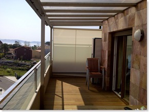 Terraza con toldo cortina lateral